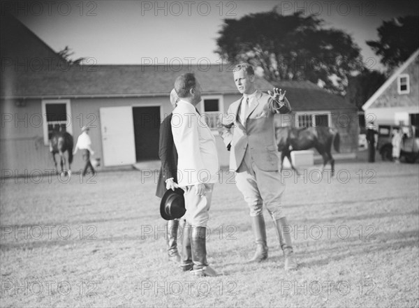 East Hampton hunt, 1933 Sept. Creator: Arnold Genthe.