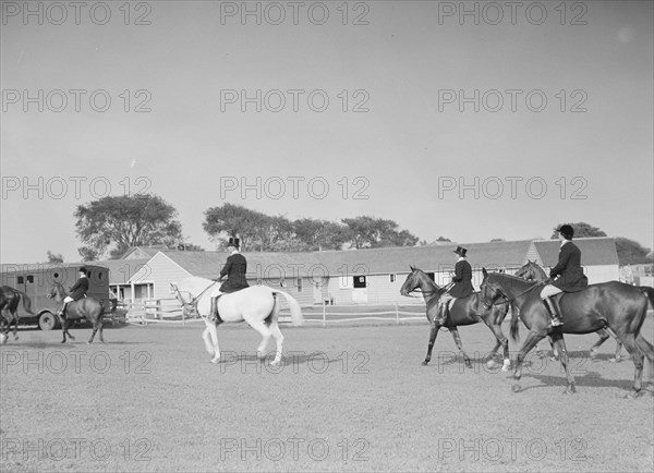 East Hampton hunt, 1933 Sept. Creator: Arnold Genthe.