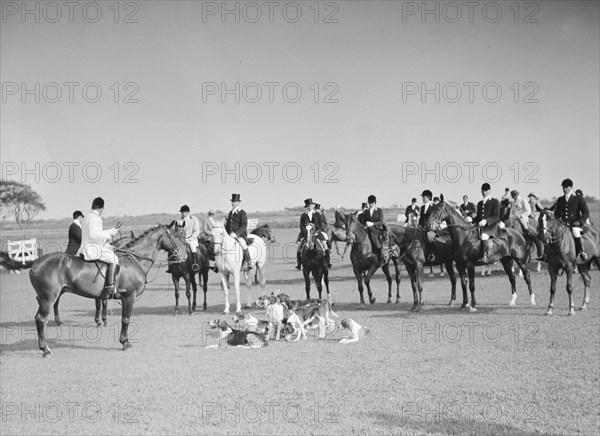 East Hampton hunt, 1933 Sept. Creator: Arnold Genthe.