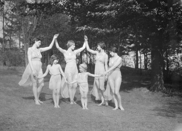 Elizabeth Duncan dancers, between 1916 and 1941. Creator: Arnold Genthe.