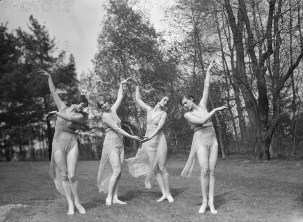 Elizabeth Duncan dancers, between 1916 and 1941. Creator: Arnold Genthe.