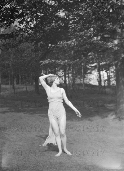 Elizabeth Duncan dancers, between 1916 and 1941. Creator: Arnold Genthe.