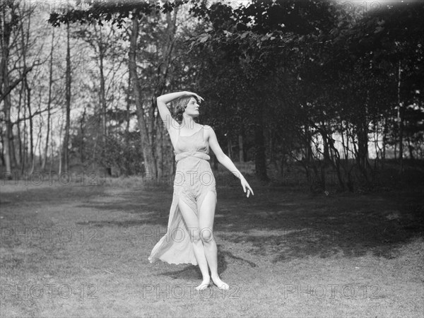 Elizabeth Duncan dancers, between 1916 and 1941. Creator: Arnold Genthe.