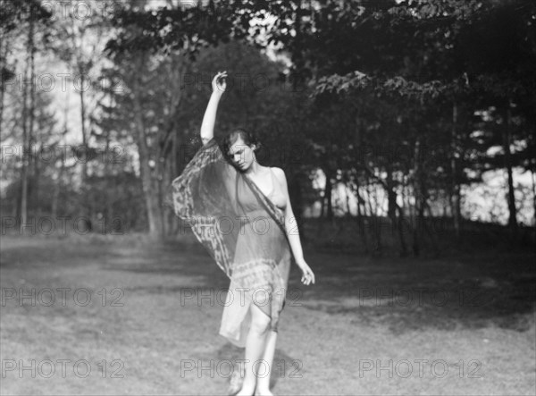 Elizabeth Duncan dancers, between 1916 and 1941. Creator: Arnold Genthe.