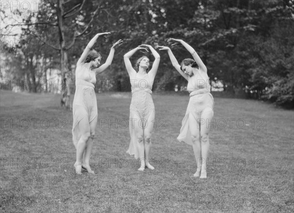 Elizabeth Duncan dancers, between 1916 and 1941. Creator: Arnold Genthe.