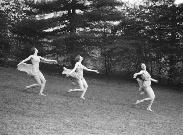 Elizabeth Duncan dancers, between 1916 and 1941. Creator: Arnold Genthe.