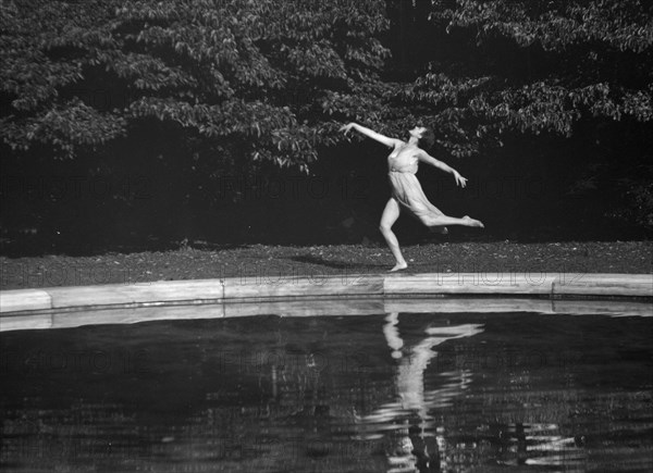 Elizabeth Duncan dancers, between 1916 and 1941. Creator: Arnold Genthe.