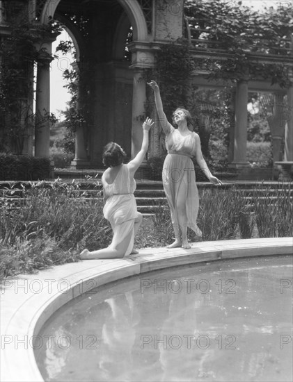 Elizabeth Duncan dancers, between 1916 and 1941. Creator: Arnold Genthe.