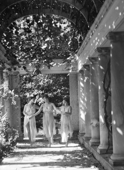 Elizabeth Duncan dancers, between 1916 and 1941. Creator: Arnold Genthe.