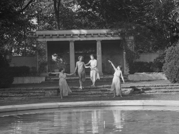 Elizabeth Duncan dancers, between 1916 and 1941. Creator: Arnold Genthe.