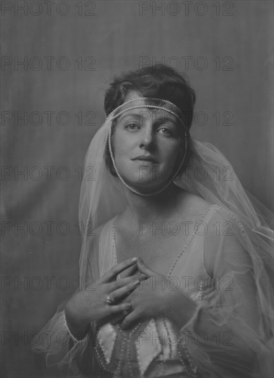 Mrs. W.S. Elliott, portrait photograph, 1918 Nov. 6. Creator: Arnold Genthe.