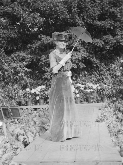 Fashion show, East Hampton, Long Island, between 1933 and 1942. Creator: Arnold Genthe.