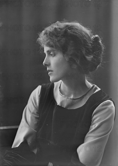 Miss Marie Goff, portrait photograph, 1918 Sept. 16. Creator: Arnold Genthe.