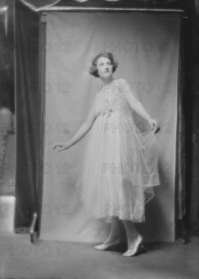 Miss Agnes Gordon, portrait photograph, 1918 Feb. 18. Creator: Arnold Genthe.
