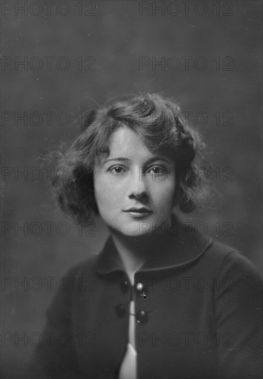 Miss Evelyn Greely, portrait photograph, 1919 Apr. 24. Creator: Arnold Genthe.