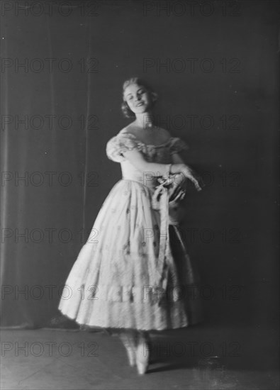 Mrs. Gugi, (Marion Vardi), 1918 June 5. Creator: Arnold Genthe.