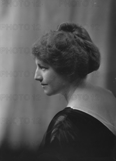 Miss Rachel Harris, portrait photograph, 1919 Mar. 3. Creator: Arnold Genthe.