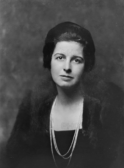 Miss Hobson, portrait photograph, 1919 Sept. 19. Creator: Arnold Genthe.