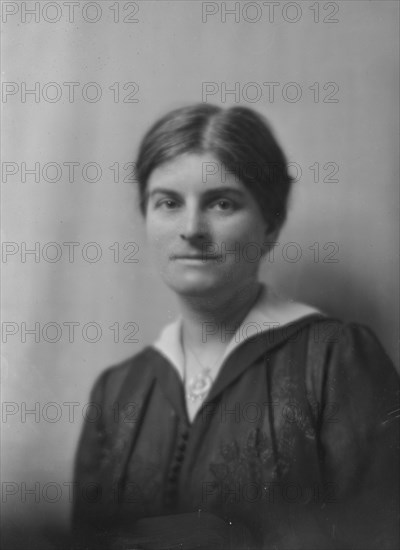 Miss Charlotte Hoffman Kellogg, portrait photograph, 1918. Creator: Arnold Genthe.