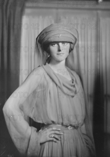 Miss Kervin, portrait photograph, 1918 June. Creator: Arnold Genthe.