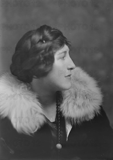 Mrs. W.B. Knapp, portrait photograph, 1918 Nov. 6. Creator: Arnold Genthe.