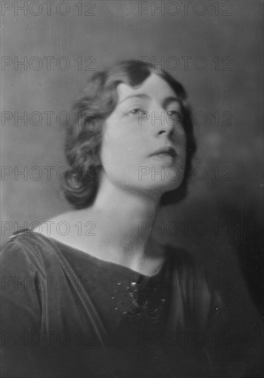 Mrs. E. Leo, portrait photograph, 1918 Feb. 7. Creator: Arnold Genthe.