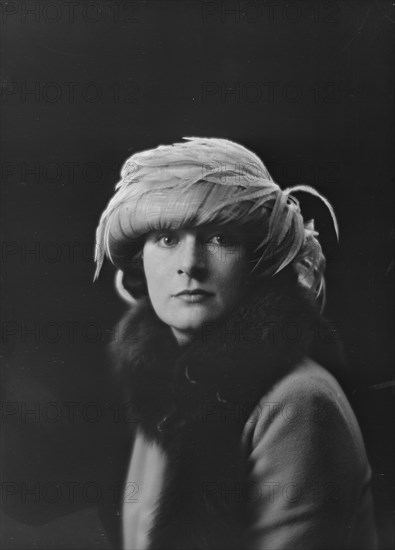 Mrs. J.E. Linde, portrait photograph, 1919 May 23. Creator: Arnold Genthe.