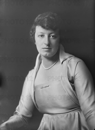 Miss Rena Maitland, portrait photograph, 1918 Dec. 5. Creator: Arnold Genthe.