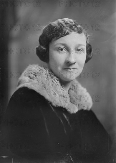 Miss Newport, portrait photograph, 1919 Feb. 28. Creator: Arnold Genthe.