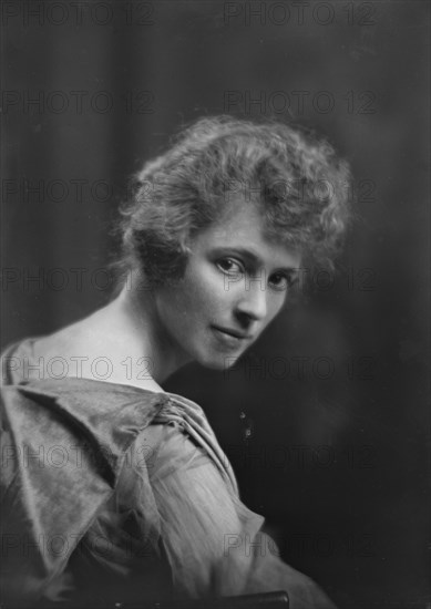 Mrs. Irving Olds, portrait photograph, 1918 Mar. 27. Creator: Arnold Genthe.