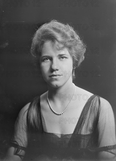 Miss Lucy Patterson, portrait photograph, 1918 Dec. 7. Creator: Arnold Genthe.