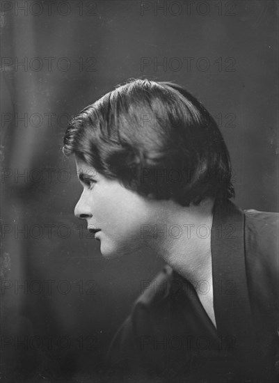 Miss Pollitzer, portrait photograph, 1918 or 1919. Creator: Arnold Genthe.