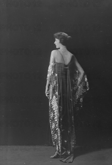 Miss N.C. Potter, portrait photograph, 1918 Nov. 22. Creator: Arnold Genthe.