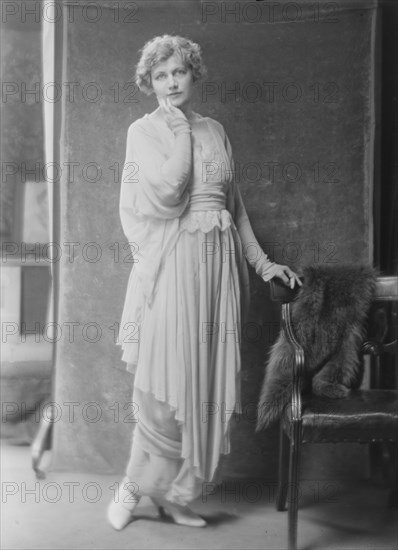 Miss Louise Prussing, portrait photograph, 1918 May 31. Creator: Arnold Genthe.