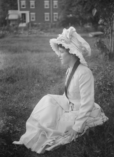 Mrs. Rainsford seated outdoors, between 1922 and 1924. Creator: Arnold Genthe.