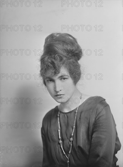 Miss Reilly, portrait photograph, 1918 Oct. 28. Creator: Arnold Genthe.
