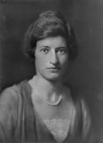 Miss Flore Revalles, portrait photograph, 1918 Sept. 26. Creator: Arnold Genthe.