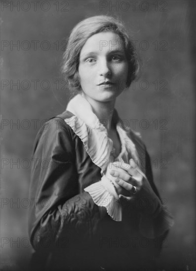 Mrs. Robbins Russell, portrait photograph, 1918 May 17. Creator: Arnold Genthe.