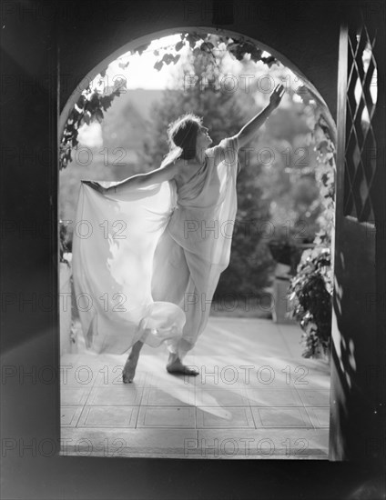 Ruth St. Denis dancers, between 1910 and 1935. Creator: Arnold Genthe.