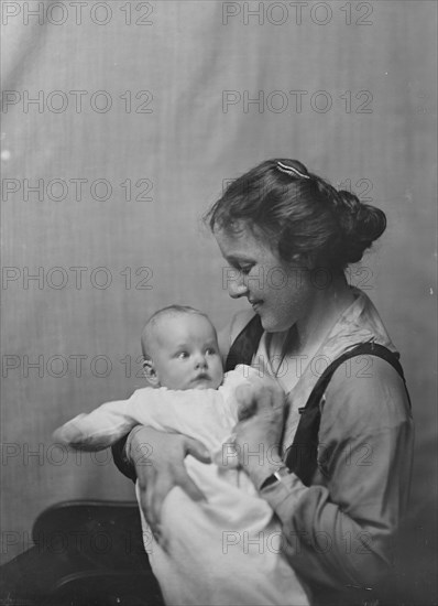 Mrs. Baldwin Smith, and baby, portrait photograph, 1918 Nov. 23. Creator: Arnold Genthe.