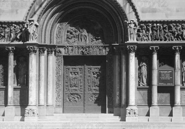 St. Bartholomew's Church, New York City, between 1896 and 1942. Creator: Arnold Genthe.