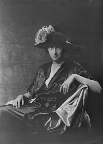 Miss Helen St. Goar, portrait photograph, 1919 Oct. 29. Creator: Arnold Genthe.