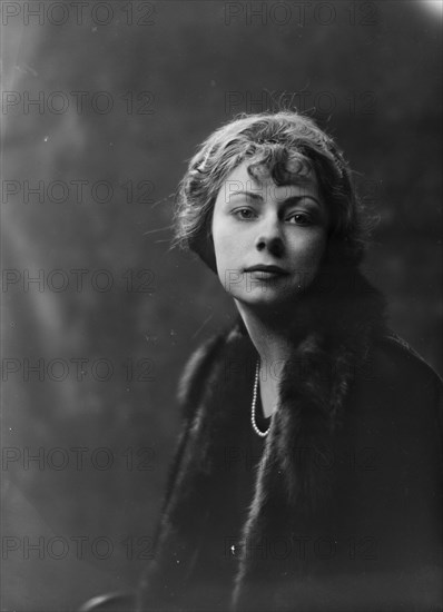 Mrs. Inez Thomas, portrait photograph, 1919 June 19. Creator: Arnold Genthe.