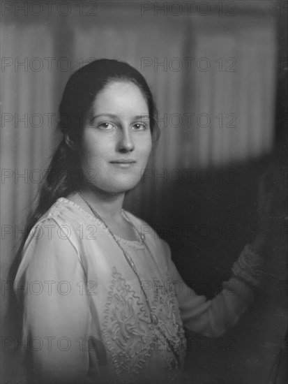 Miss Marion Tully, (Babcock), portrait photograph, 1918 Mar. 12. Creator: Arnold Genthe.