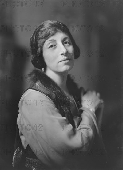 Mrs. Louis Untermeyer or Untermyer, portrait photograph, 1918 Nov. 22. Creator: Arnold Genthe.