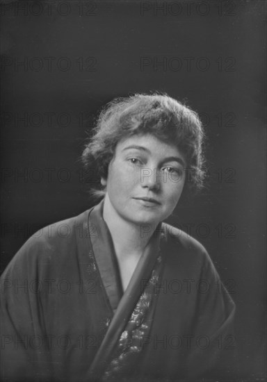 Miss Gertrude Wright, portrait photograph, 1919 Apr. 26. Creator: Arnold Genthe.