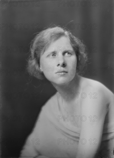 Miss Wullner, portrait photograph, 1918 July 30. Creator: Arnold Genthe.