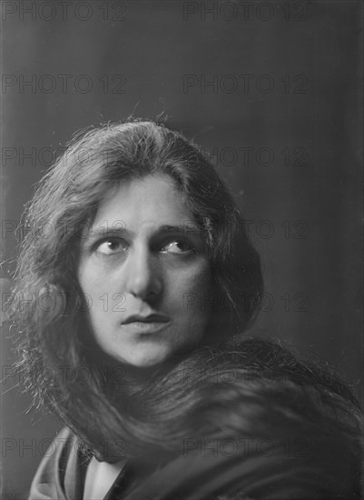 Mme. Zourma, portrait photograph, 1918 Sept. 13. Creator: Arnold Genthe.