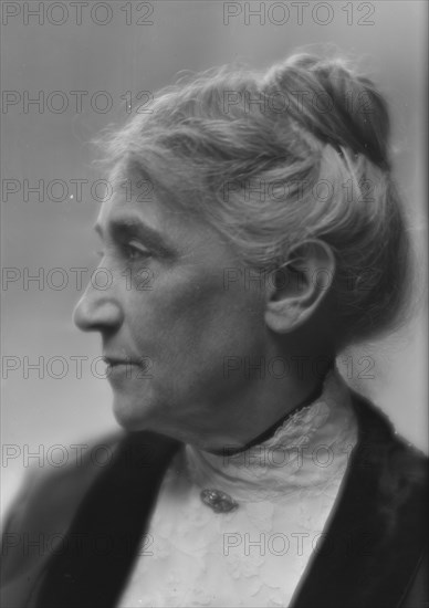 Mitchell, Mary, Mrs., portrait photograph, 1913. Creator: Arnold Genthe.