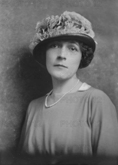 Neeser, Randolph, Mrs., portrait photograph, 1917 Oct. 15. Creator: Arnold Genthe.